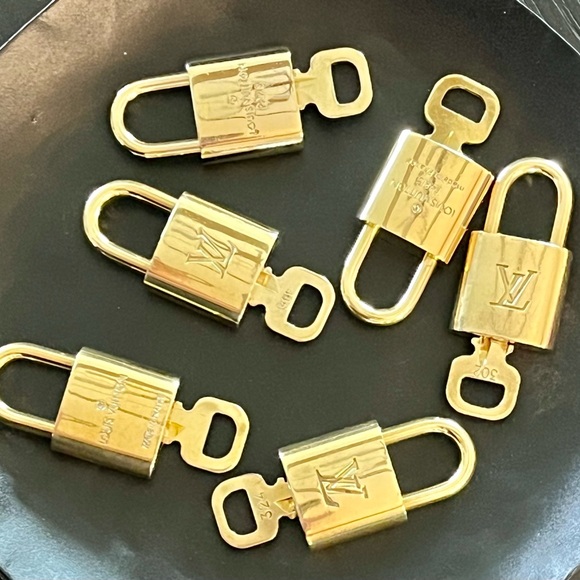 AUTHENTIC VINTAGE Louis Vuitton Solid Brass lock and key - Picture 5 of 7